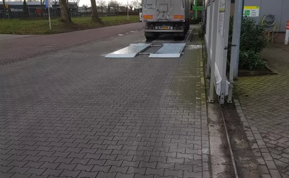 Simple drive-thru doorrijsteem desinfectie bad